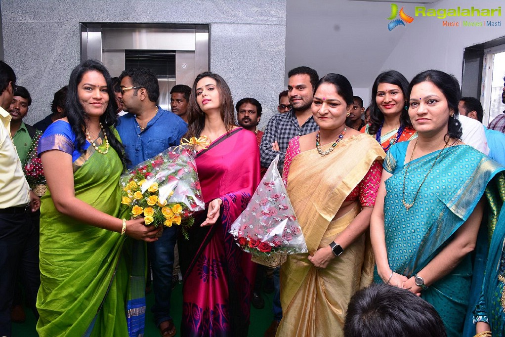 Meenakshi Dixit launches Naturals Salon at Vijayawada