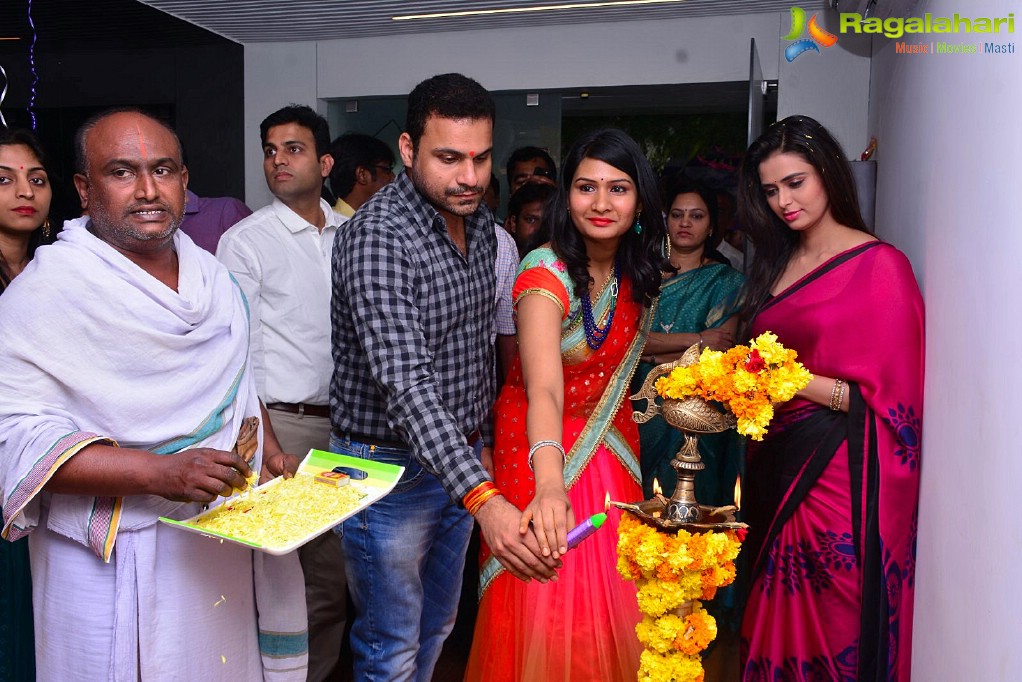 Meenakshi Dixit launches Naturals Salon at Vijayawada