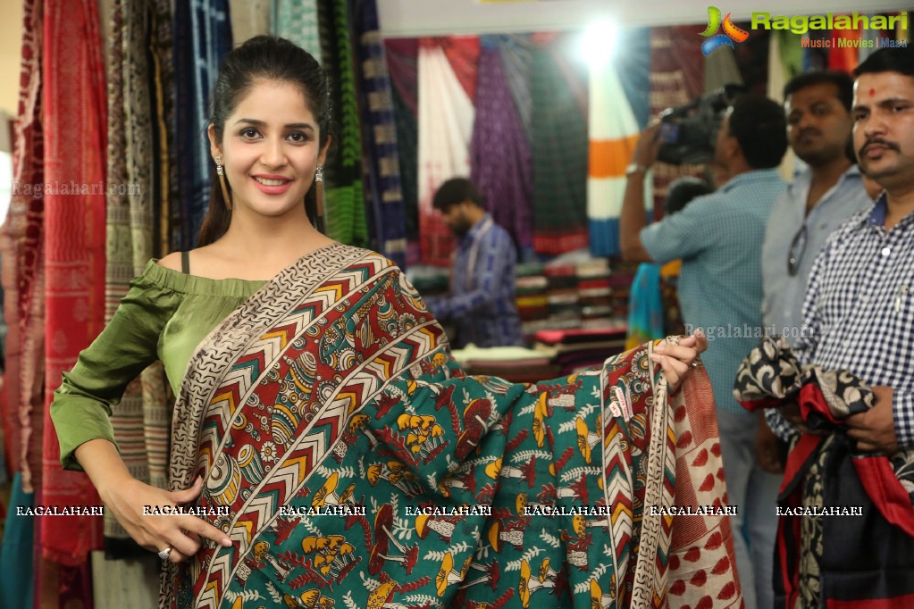 Kashish Vohra Launches National Silk Expo at Satya Sai Nigamagamam