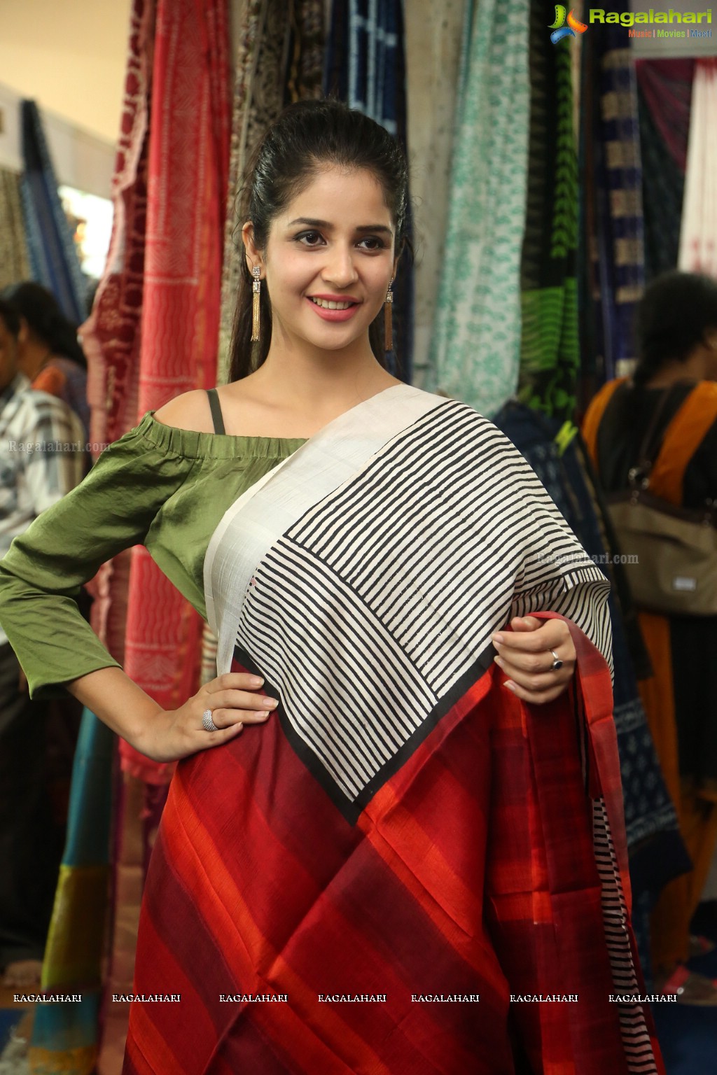 Kashish Vohra Launches National Silk Expo at Satya Sai Nigamagamam