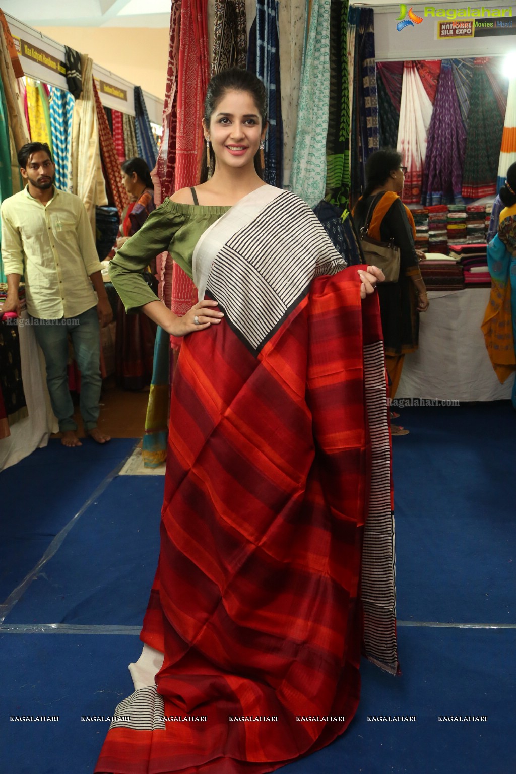 Kashish Vohra Launches National Silk Expo at Satya Sai Nigamagamam