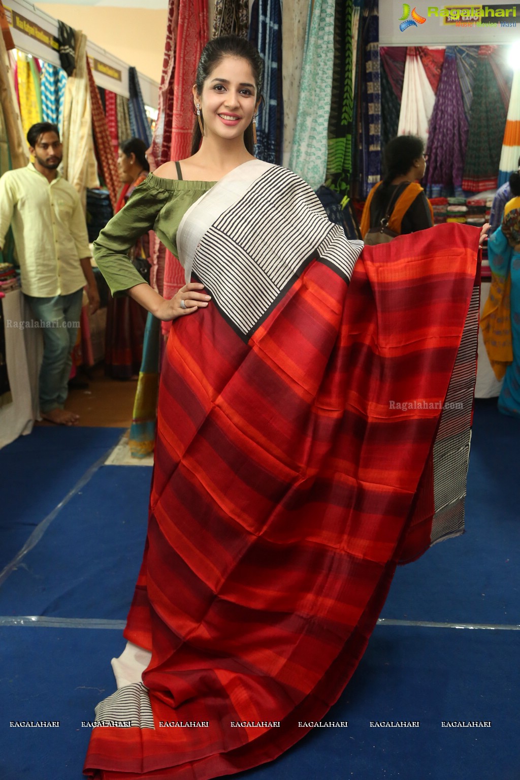 Kashish Vohra Launches National Silk Expo at Satya Sai Nigamagamam