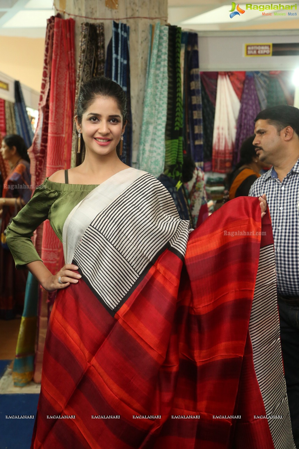 Kashish Vohra Launches National Silk Expo at Satya Sai Nigamagamam