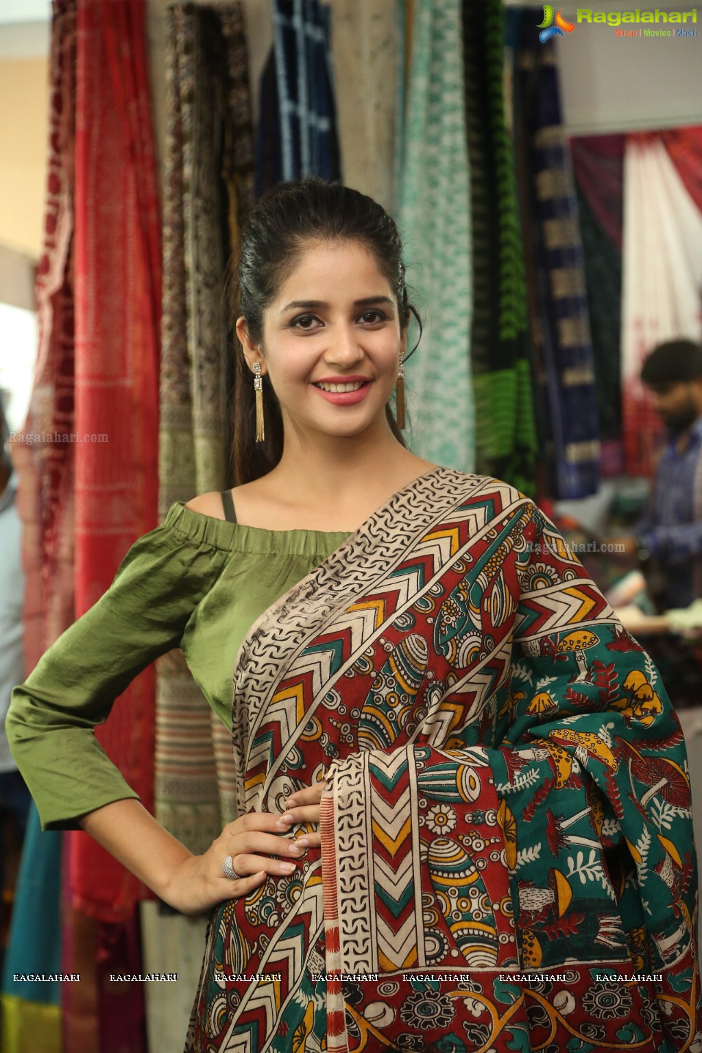 Kashish Vohra Launches National Silk Expo at Satya Sai Nigamagamam