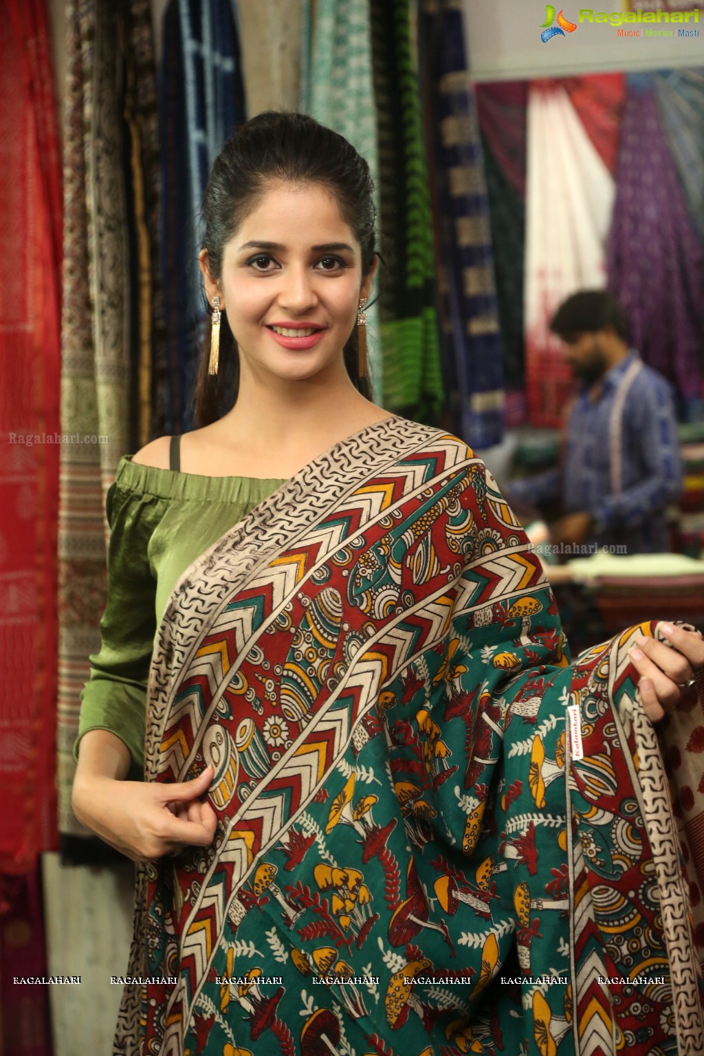 Kashish Vohra Launches National Silk Expo at Satya Sai Nigamagamam