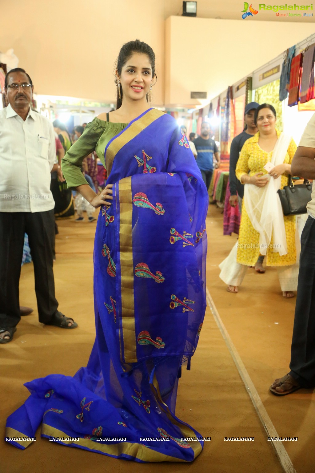 Kashish Vohra Launches National Silk Expo at Satya Sai Nigamagamam