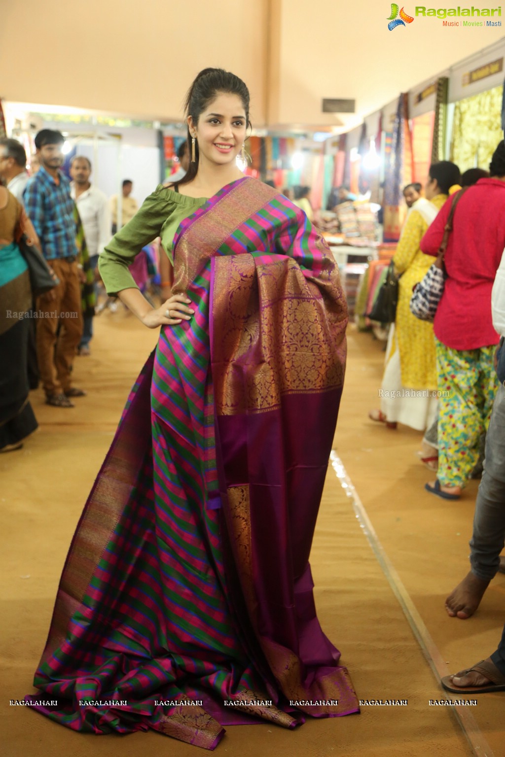Kashish Vohra Launches National Silk Expo at Satya Sai Nigamagamam