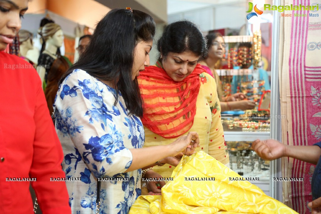 Kashish Vohra Launches National Silk Expo at Satya Sai Nigamagamam