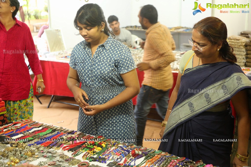 Kashish Vohra Launches National Silk Expo at Satya Sai Nigamagamam