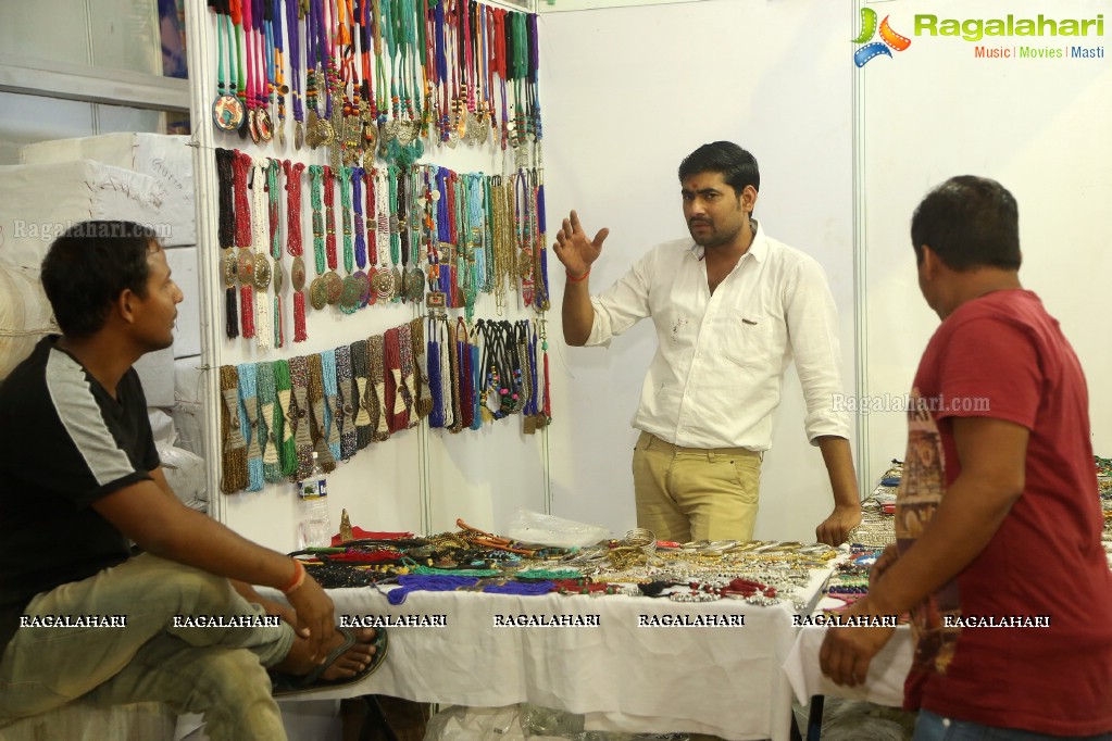 Kashish Vohra Launches National Silk Expo at Satya Sai Nigamagamam