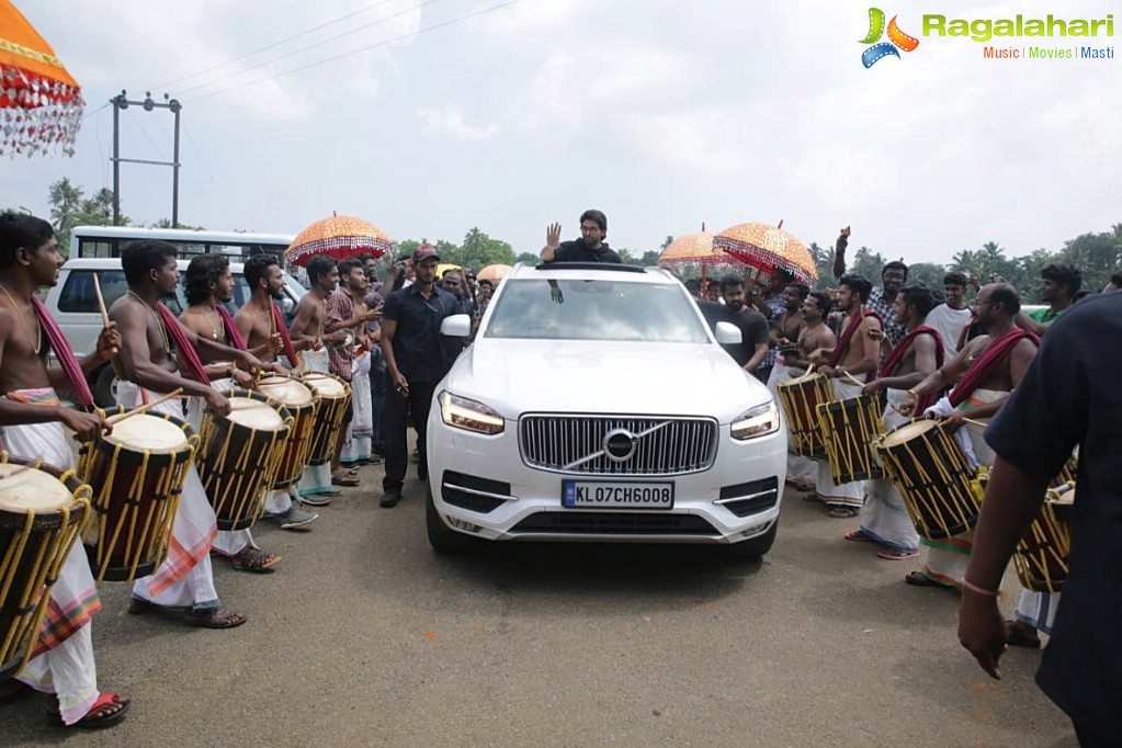 Allu Arjun & His Wife Sneha Reddy Receive Grand Welcome in Kerala