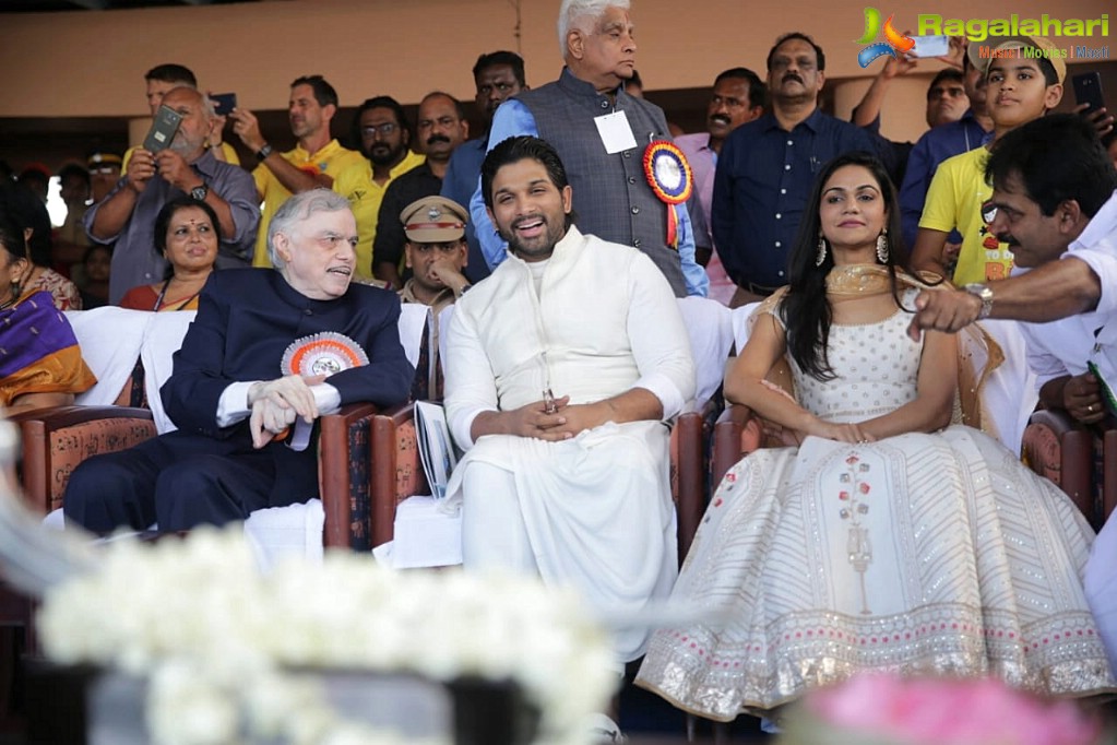 Allu Arjun & His Wife Sneha Reddy Receive Grand Welcome in Kerala