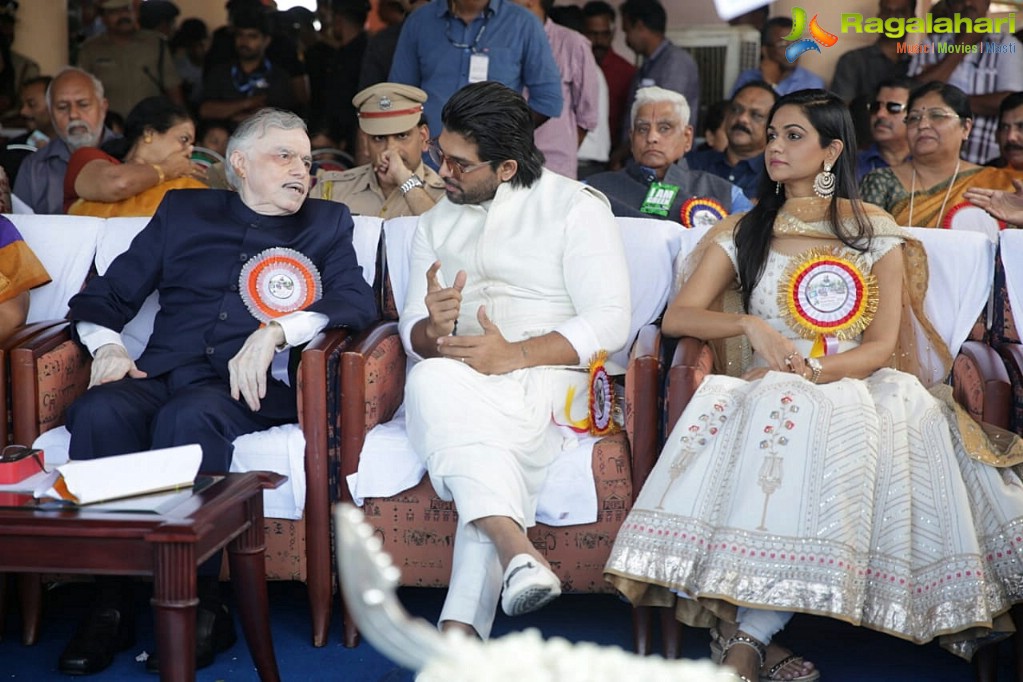 Allu Arjun & His Wife Sneha Reddy Receive Grand Welcome in Kerala