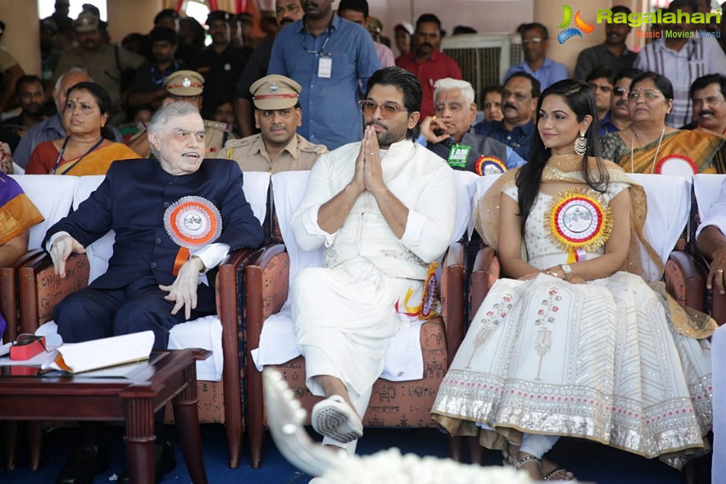 Allu Arjun & His Wife Sneha Reddy Receive Grand Welcome in Kerala