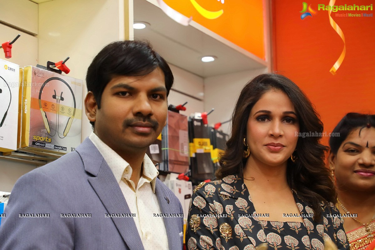 Lavanya Tripathi Launches Happi Mobile Store at Kadiri