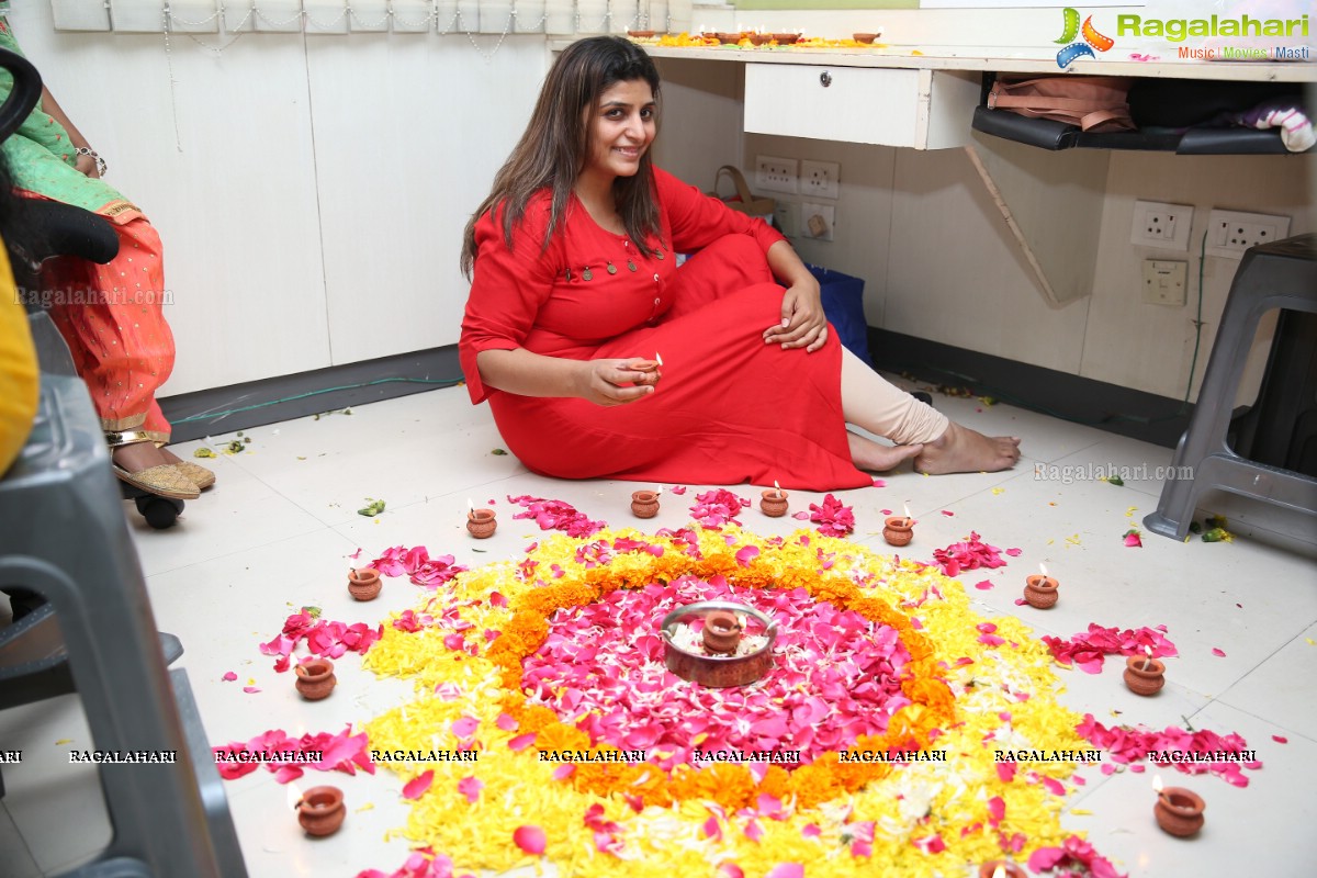 Instituto Design Innovation (IDI) Celebrates Diwali With Diya Decoration & Traditional Dresses