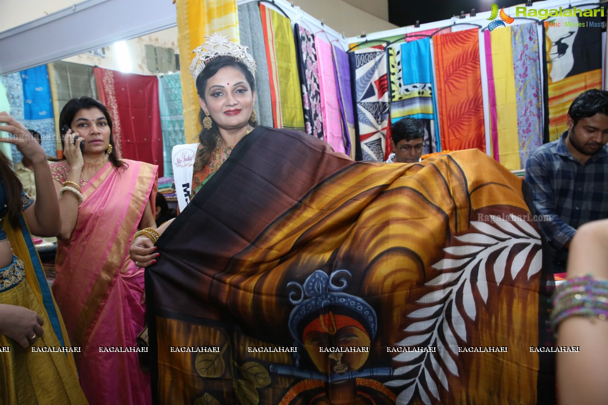 Nidhi Bhuraria Mrs. India Beauty Confident 2018 Launches National Silk Expo-2018