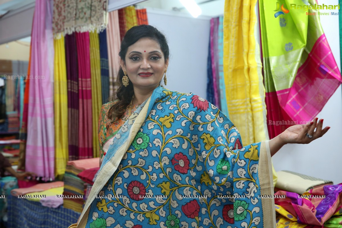 Nidhi Bhuraria Mrs. India Beauty Confident 2018 Launches National Silk Expo-2018