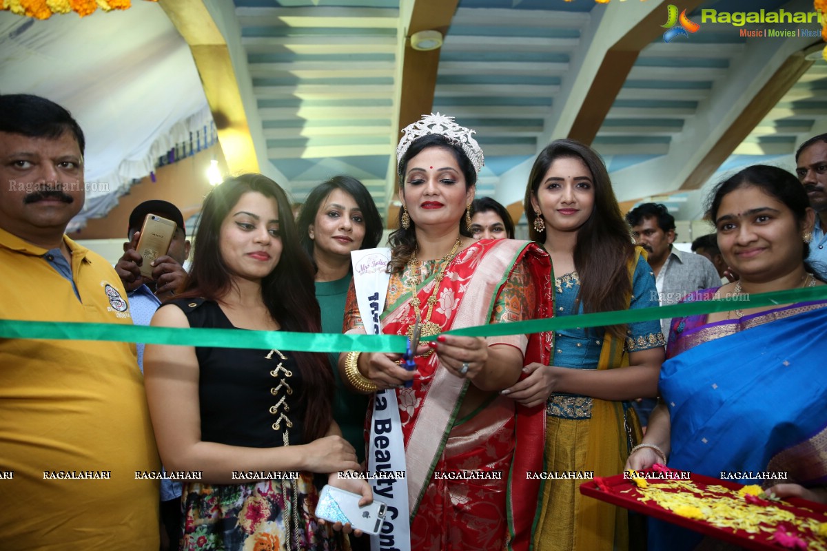 Nidhi Bhuraria Mrs. India Beauty Confident 2018 Launches National Silk Expo-2018