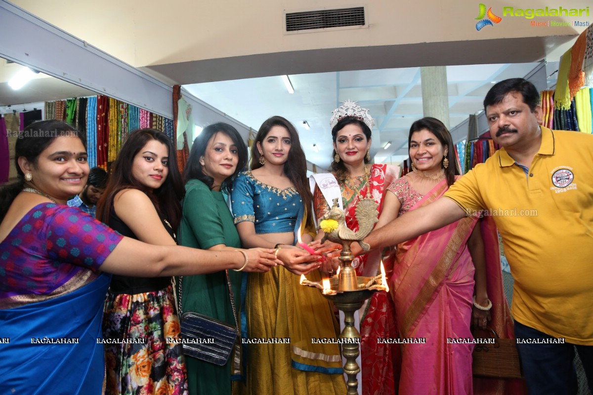 Nidhi Bhuraria Mrs. India Beauty Confident 2018 Launches National Silk Expo-2018