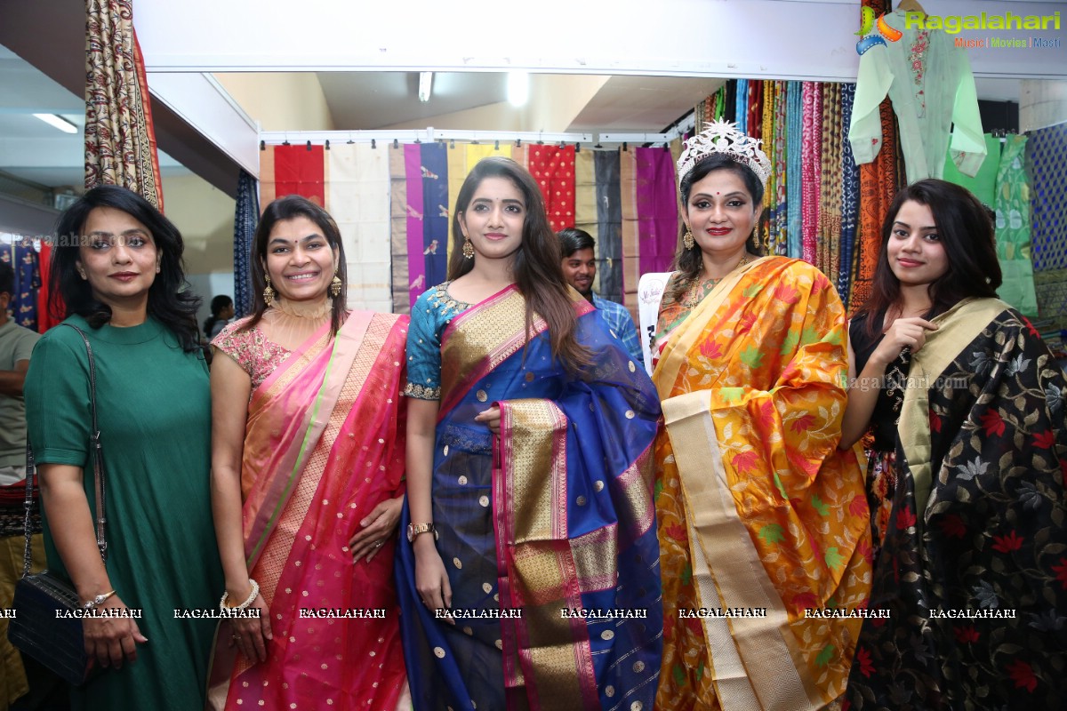 Nidhi Bhuraria Mrs. India Beauty Confident 2018 Launches National Silk Expo-2018