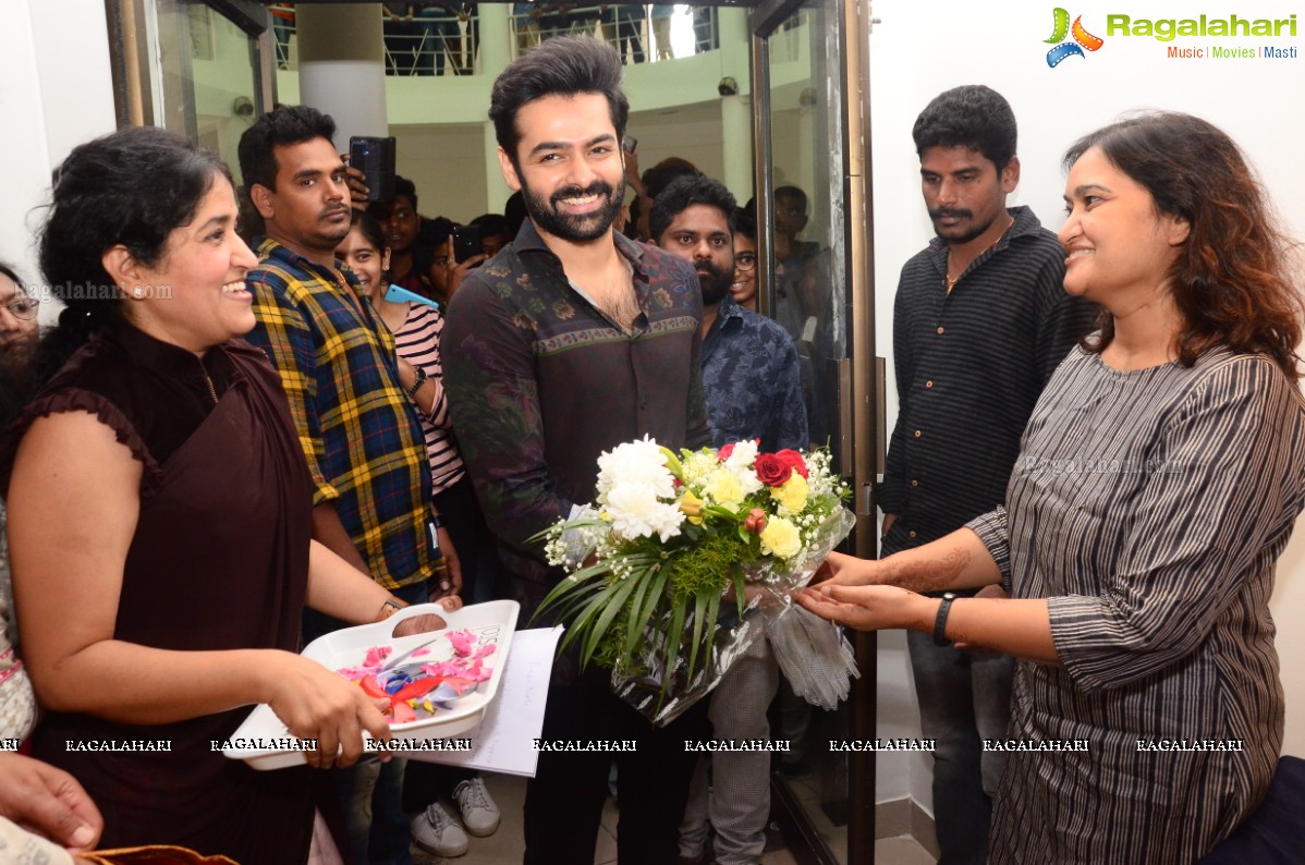 Hero Ram Inaugurates ‘Heartists Arti Mahotsav’ Gallery at State Art Gallery