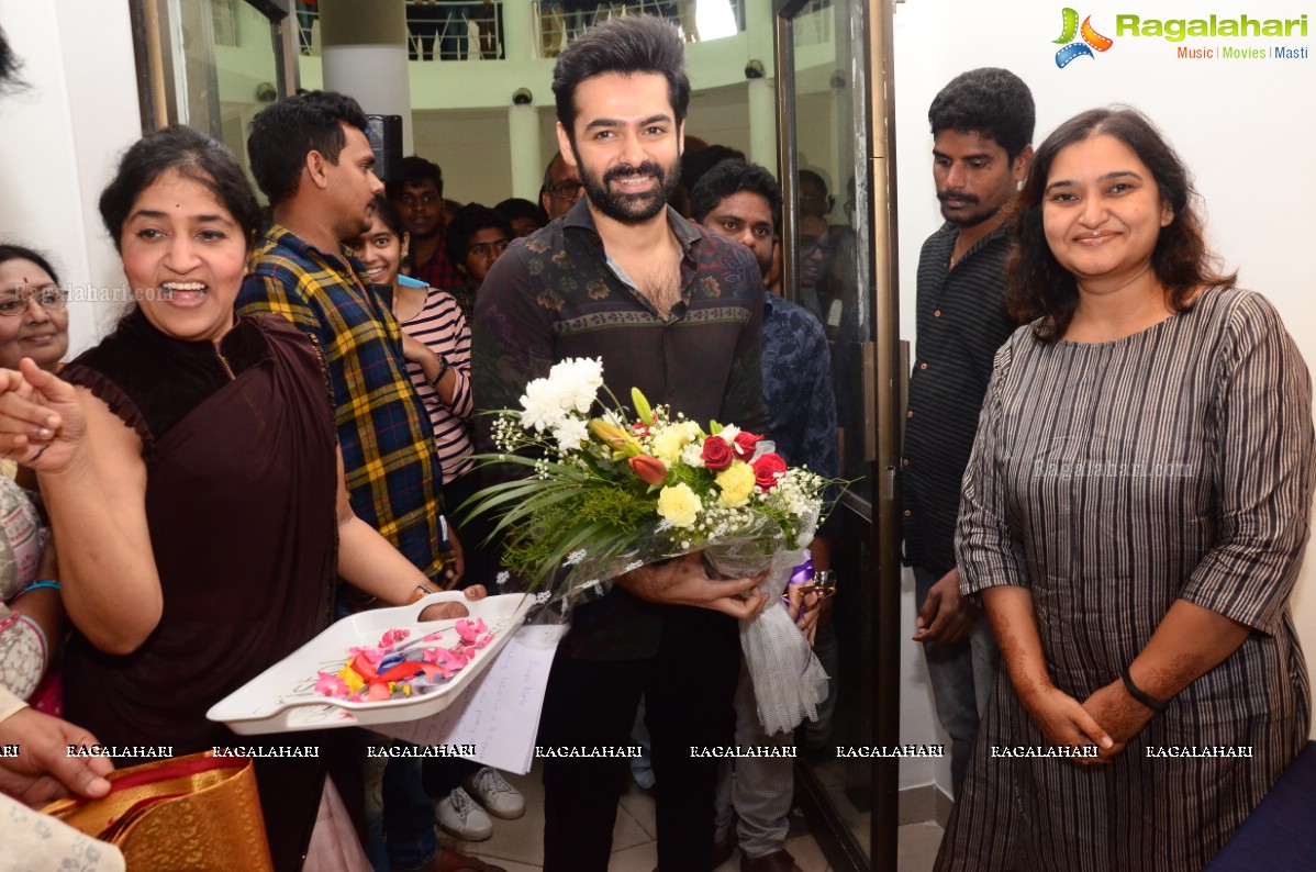 Hero Ram Inaugurates ‘Heartists Arti Mahotsav’ Gallery at State Art Gallery