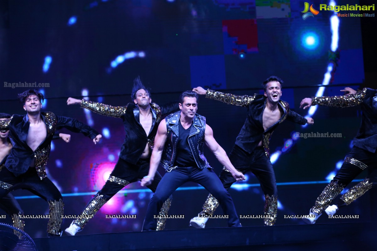 Salman Khan's - Da-Bangg The Tour Live Performance 