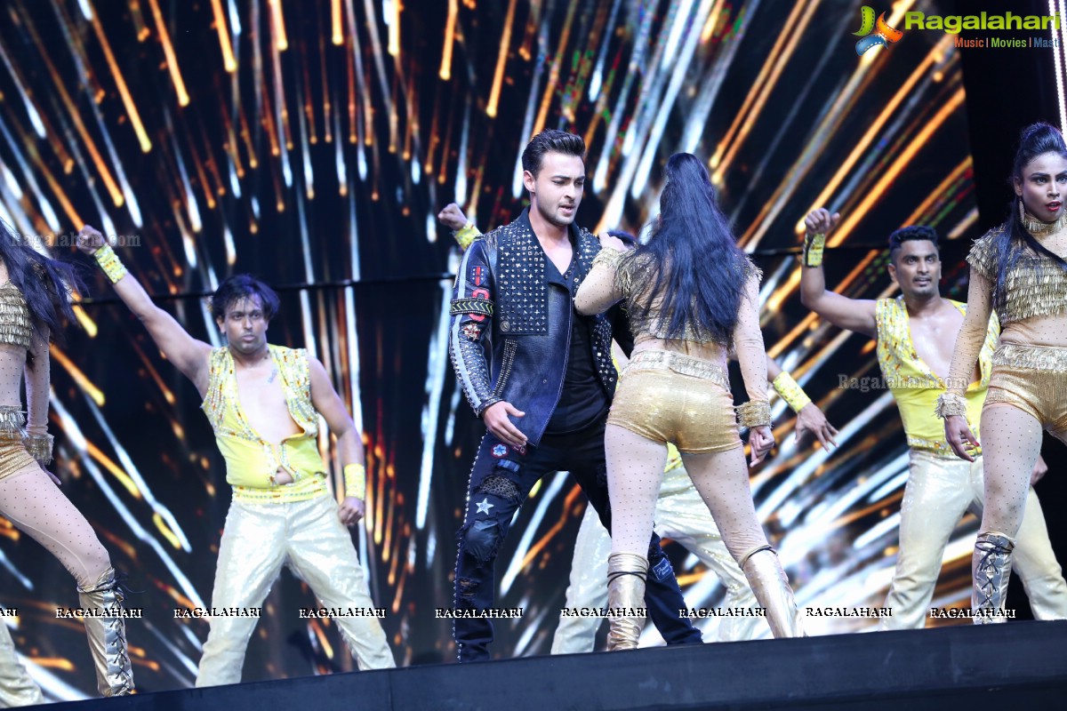 Salman Khan's - Da-Bangg The Tour Live Performance 