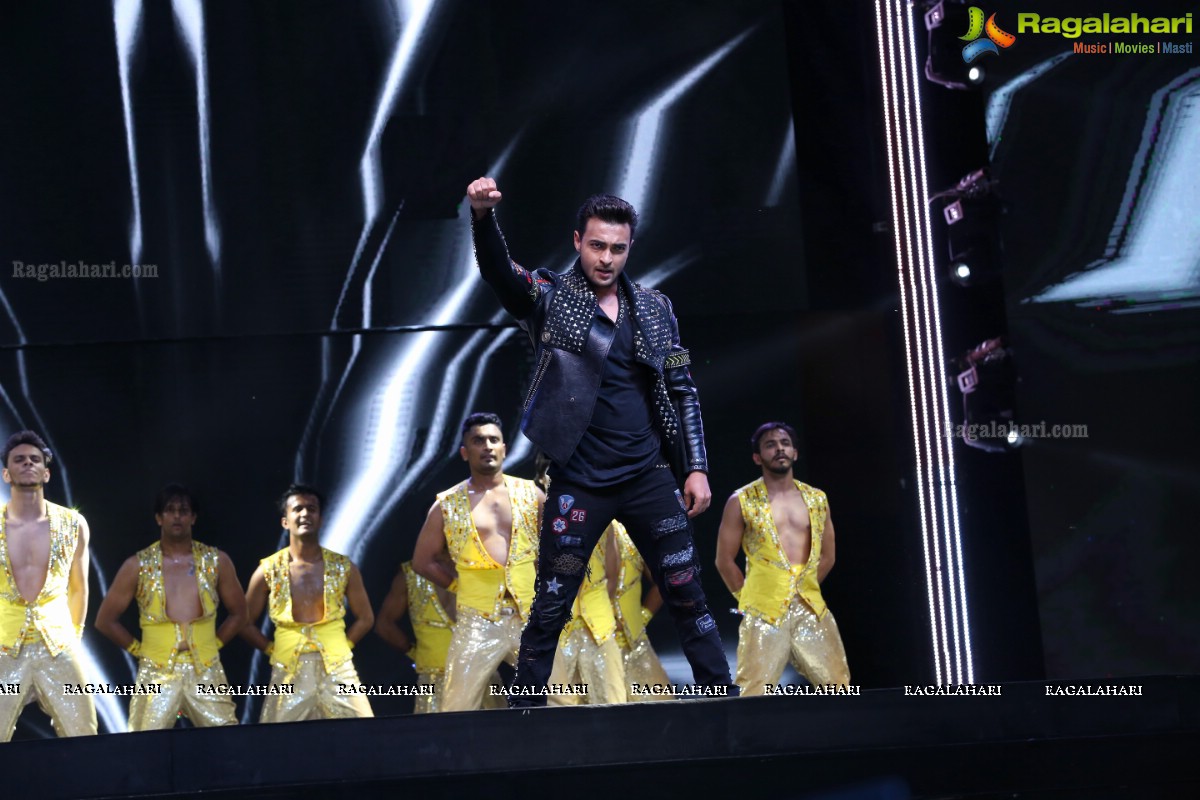 Salman Khan's - Da-Bangg The Tour Live Performance 