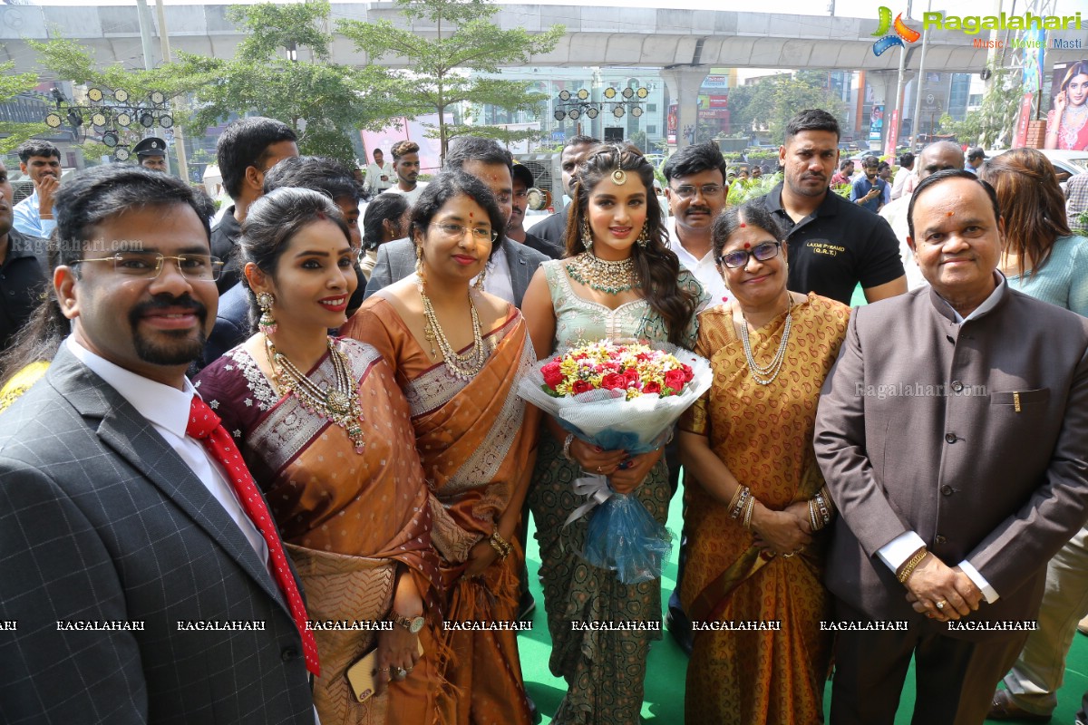 Manepally Jewellers Launches its New Showroom at Kukatpally