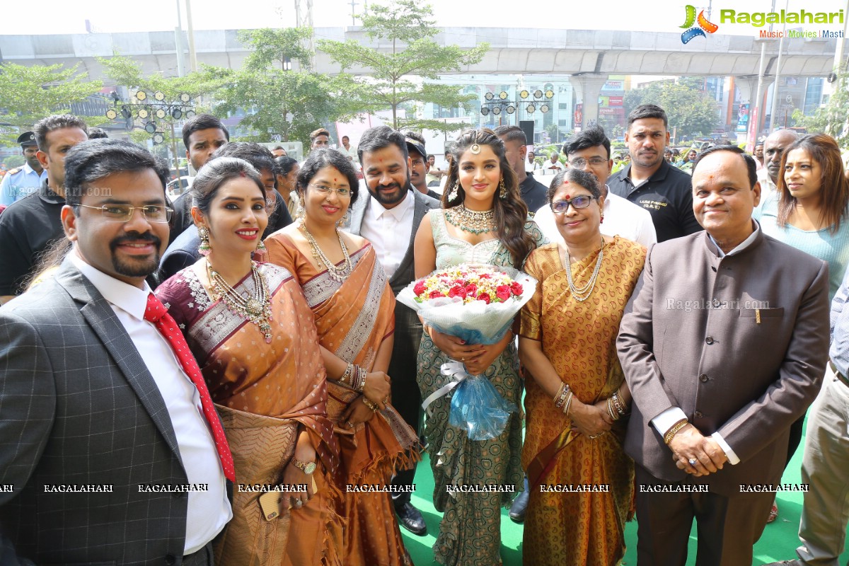 Manepally Jewellers Launches its New Showroom at Kukatpally