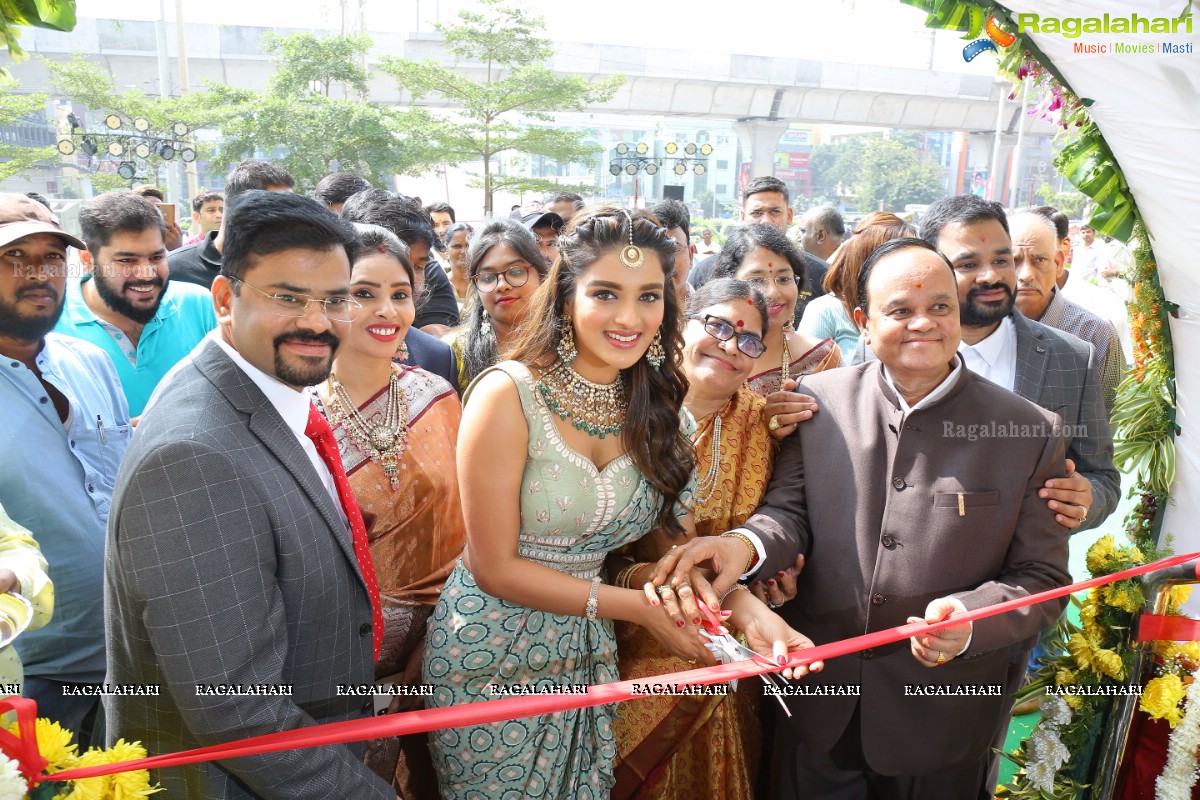 Manepally Jewellers Launches its New Showroom at Kukatpally