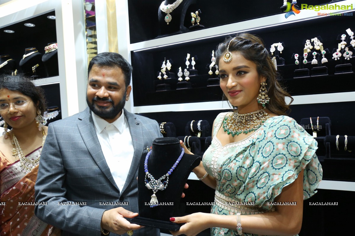 Manepally Jewellers Launches its New Showroom at Kukatpally