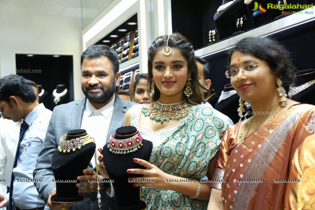 Manepally Jewellers Launches its New Showroom at Kukatpally