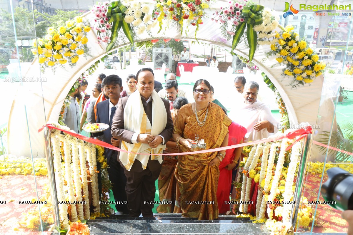 Manepally Jewellers Launches its New Showroom at Kukatpally