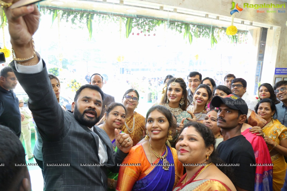 Manepally Jewellers Launches its New Showroom at Kukatpally