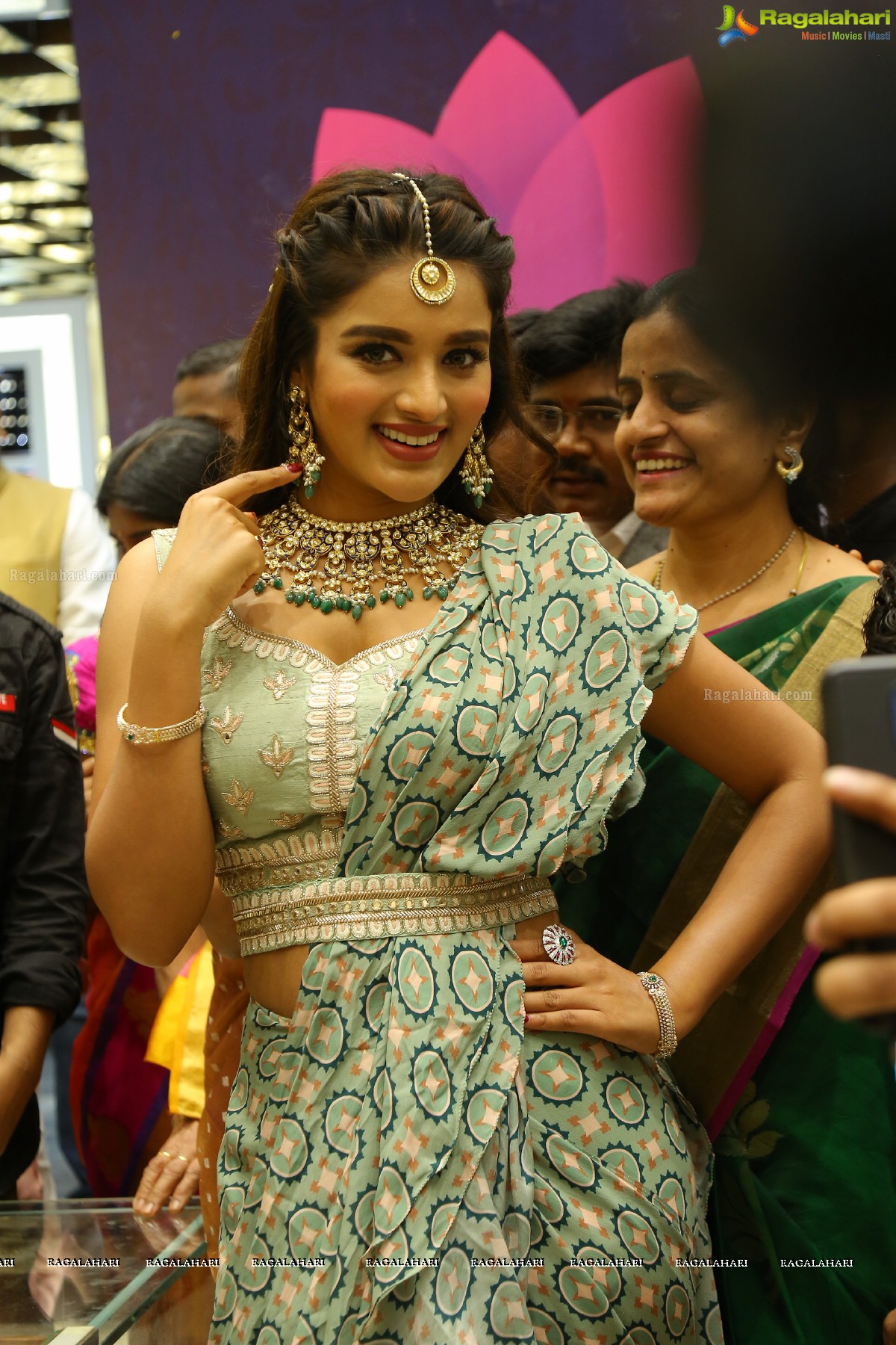 Manepally Jewellers Launches its New Showroom at Kukatpally