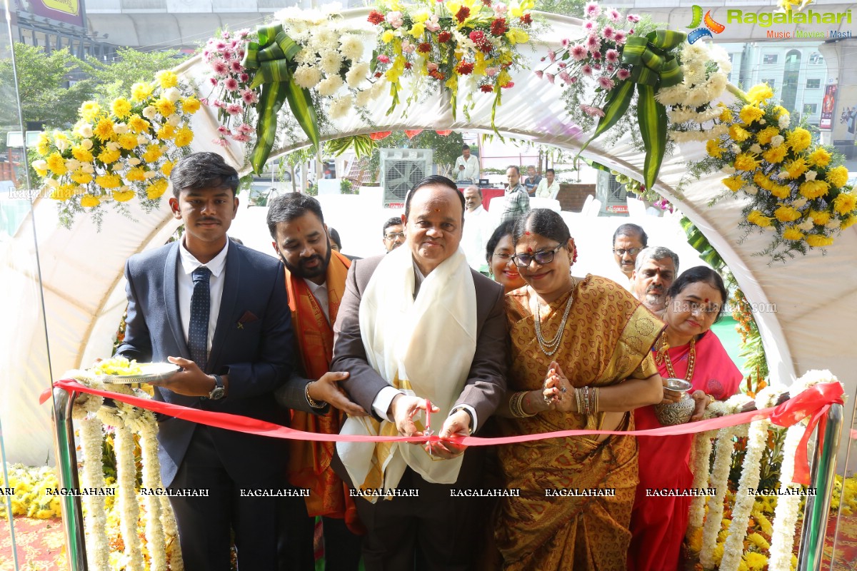 Manepally Jewellers Launches its New Showroom at Kukatpally