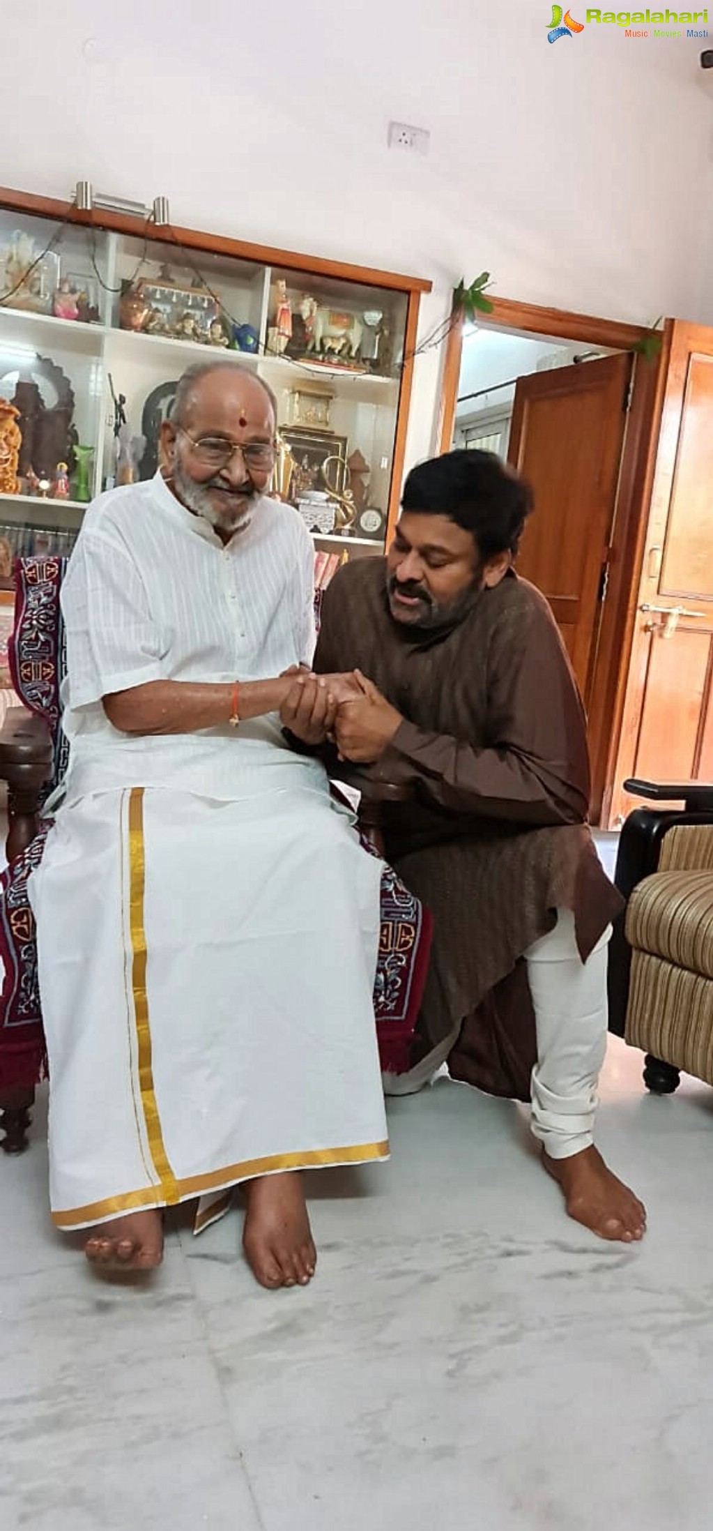 Chiranjeevi, Surekha Meet Veteran Director K Viswanath