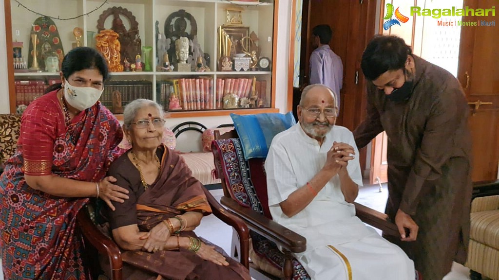 Chiranjeevi, Surekha Meet Veteran Director K Viswanath