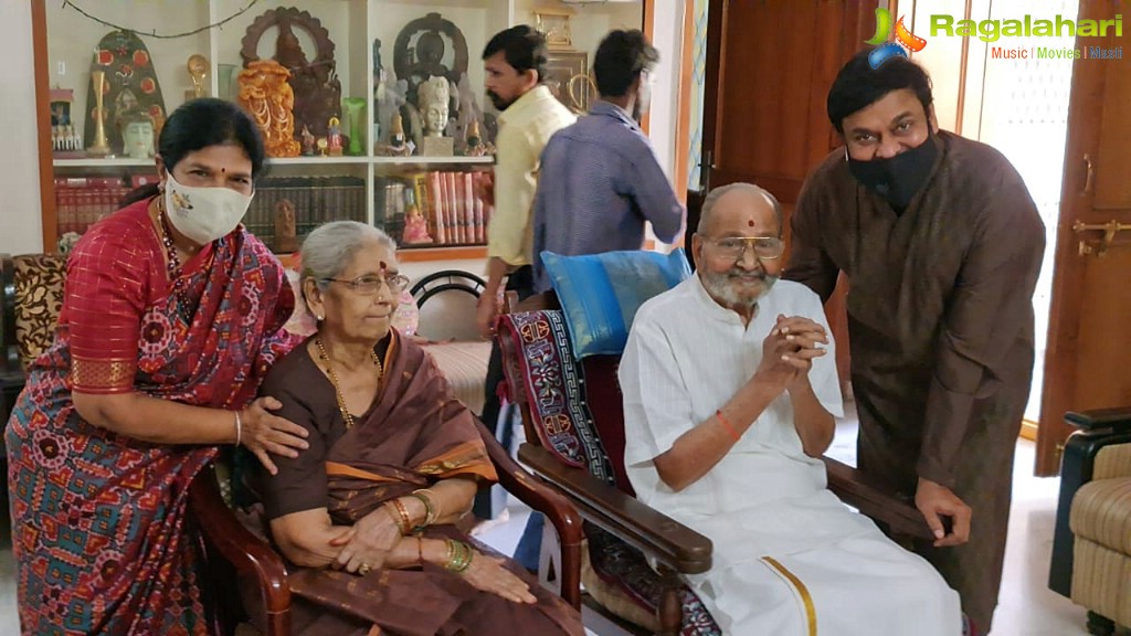 Chiranjeevi, Surekha Meet Veteran Director K Viswanath