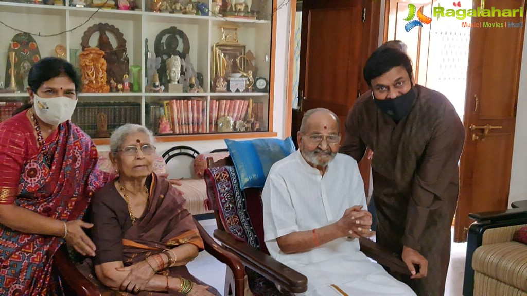 Chiranjeevi, Surekha Meet Veteran Director K Viswanath