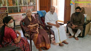 Chiranjeevi, Surekha Meet Veteran Director K Viswanath