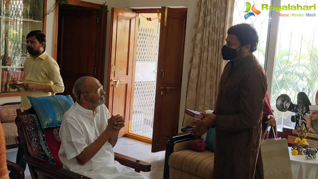 Chiranjeevi, Surekha Meet Veteran Director K Viswanath