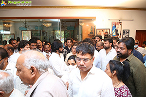 Celebs Pay Their Last Respects to Superstar Krishna