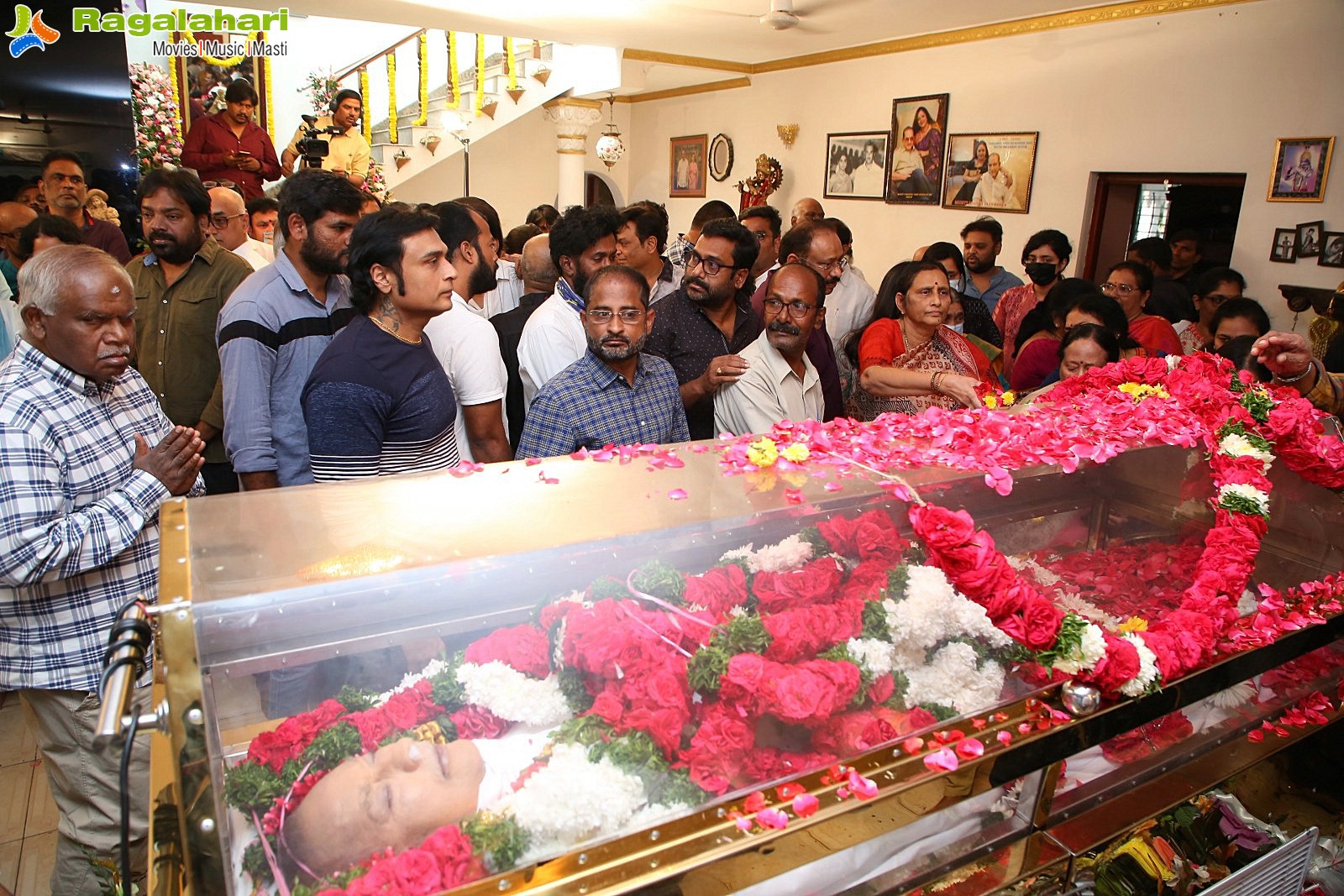 Tollywood Celebs Pay Their Last Respects to Superstar Krishna