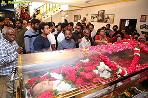 Celebs Pay Their Last Respects to Superstar Krishna