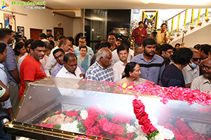 Celebs Pay Their Last Respects to Superstar Krishna