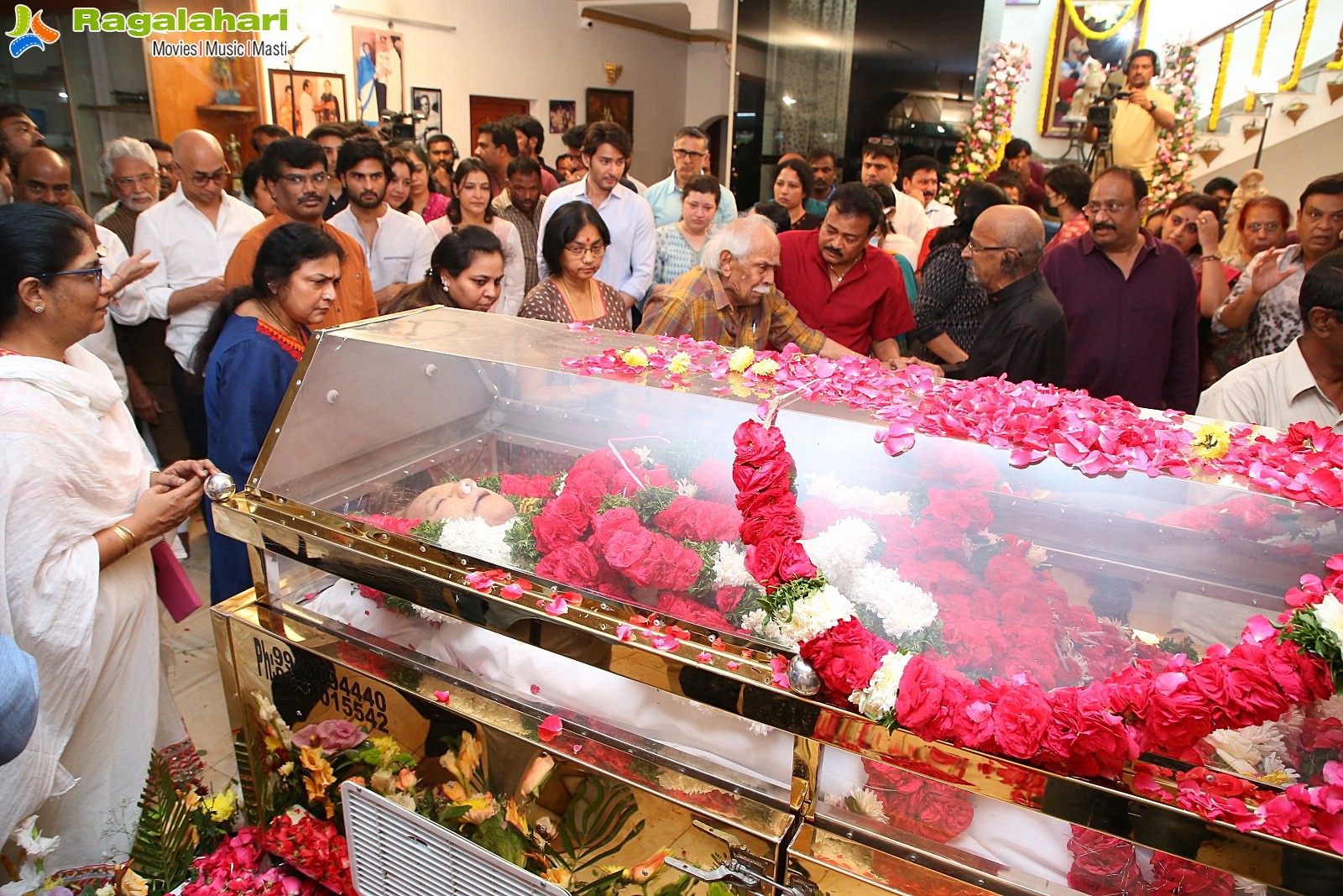 Tollywood Celebs Pay Their Last Respects to Superstar Krishna